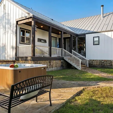 Scimitar Guesthouse, Firepit, Sleeps 3